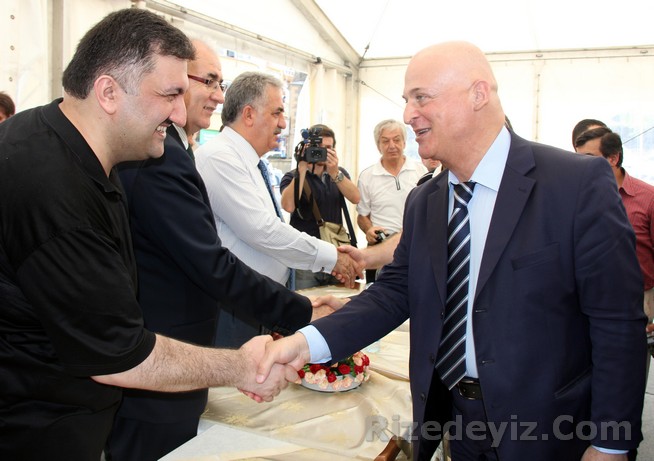 Emin Gürses ile bütün törendekiler samimi sohbetleri dikkat çekti.