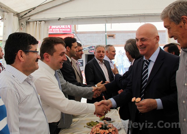 Rize Ticaret Borsası Başkanı Mehmet Erdoğan bayramlaştıklarına çiçek vermesi gülüşmelere neden oldu.