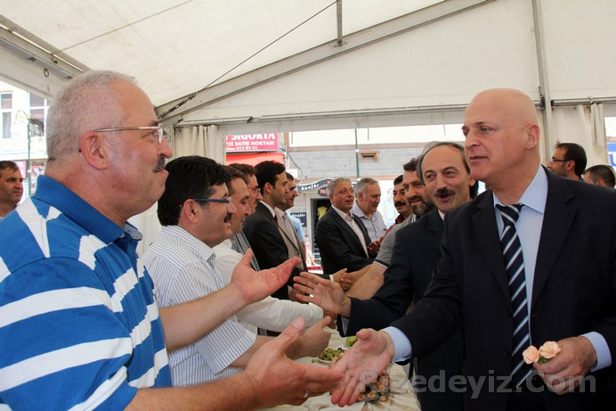 Emin Gürses herkesle tek tek tokalaşarak bayramlaştı.