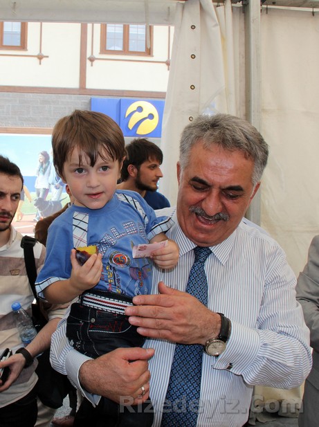 Bakan Yazıcı çocukların harçlıklarını unutmadı.