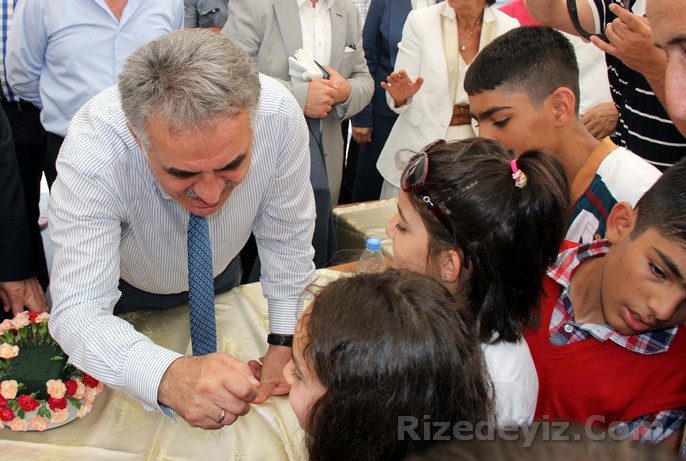 Çocuklarla sohbet eden Yazıcı her çocuğa 10'ar TL vererek onları sevindirdi.