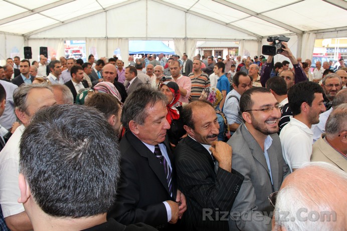 Rize'nin her kesiminin buluştuğu bayramlaşma programı bir buçuk saat sürdü.