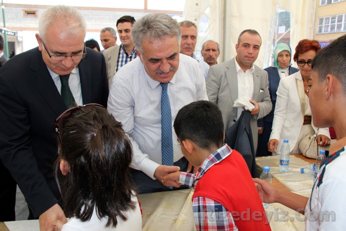 Elini öpmek isteyen çocuklara müsade etmeyen Bakan Yazıcı, onlarla şakalaşıp sohbet etti.