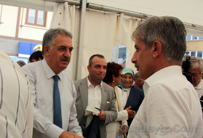 Bayramlaşmaya tam kadro katılan Rize Ticaret ve Sanayi odası yönetimi, katılımcılar ile tokalaşıp bayramlarını kutladılar.