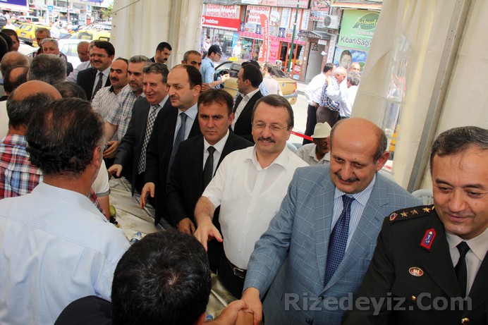 Rize Belediye Başkanı Halil Bakırcı ve ekibinin organizelerin de gerçekleşen programda vatandaşlara meyve yemek ve kutu içinde kahve ikram edildi.