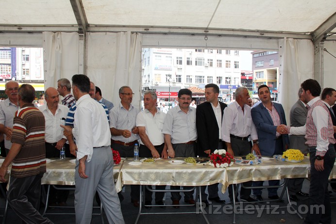 Bayramlaşma programına Rizeli il dışında görevli bürokratlar ve dernek temsilcileri katıldı.