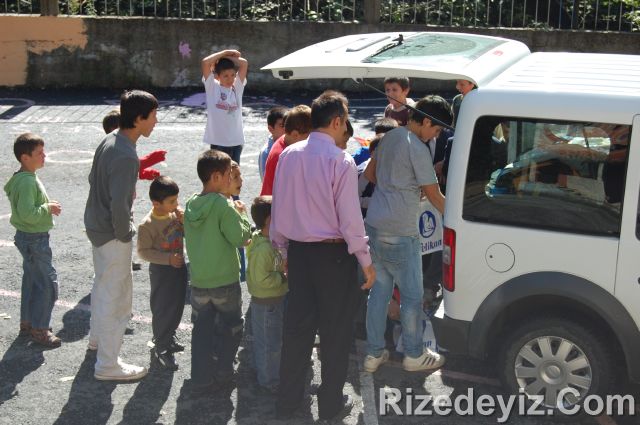 Rizedeyiz Kırtasiye Yardımında