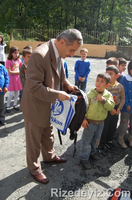 Rizedeyiz Kırtasiye Yardımında
