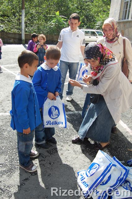 Rizedeyiz Kırtasiye Yardımında