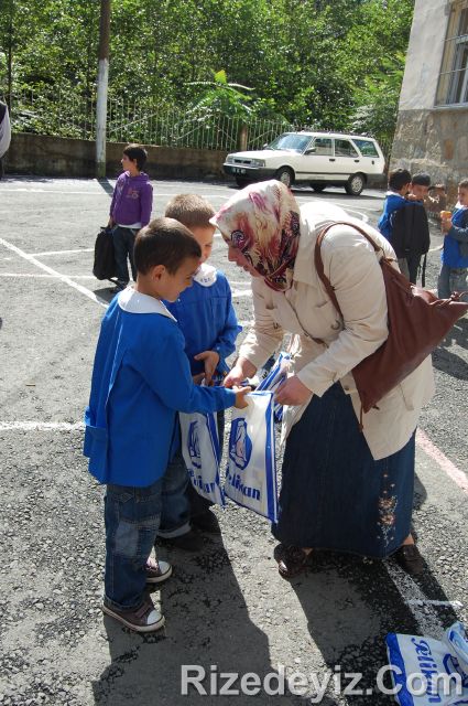 Rizedeyiz Kırtasiye Yardımında