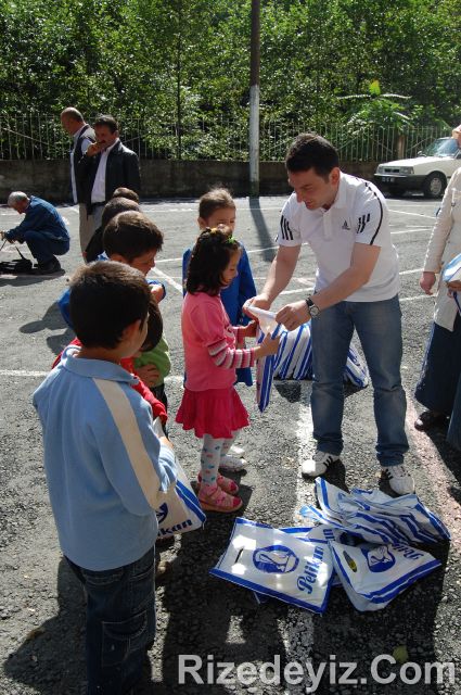 Rizedeyiz Kırtasiye Yardımında