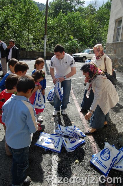 Rizedeyiz Kırtasiye Yardımında