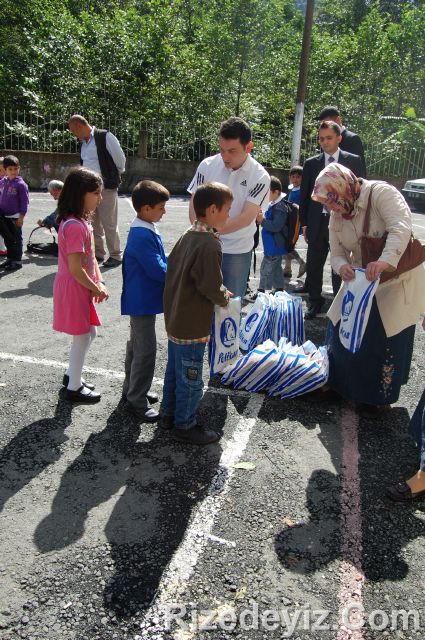 Rizedeyiz Kırtasiye Yardımında