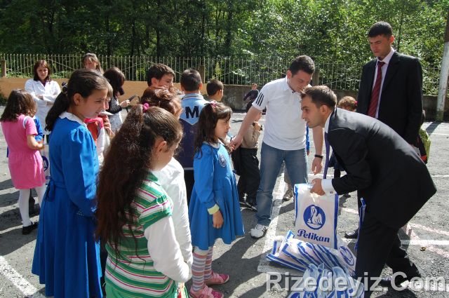 Rizedeyiz Kırtasiye Yardımında