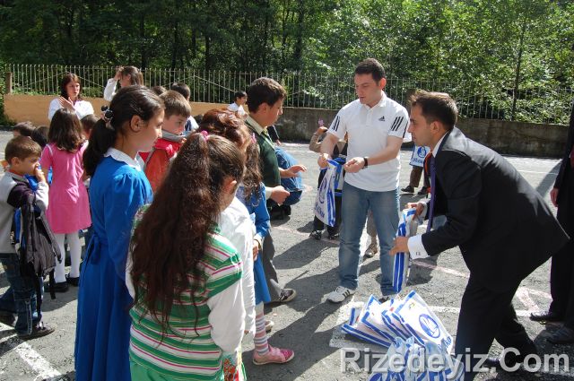 Rizedeyiz Kırtasiye Yardımında