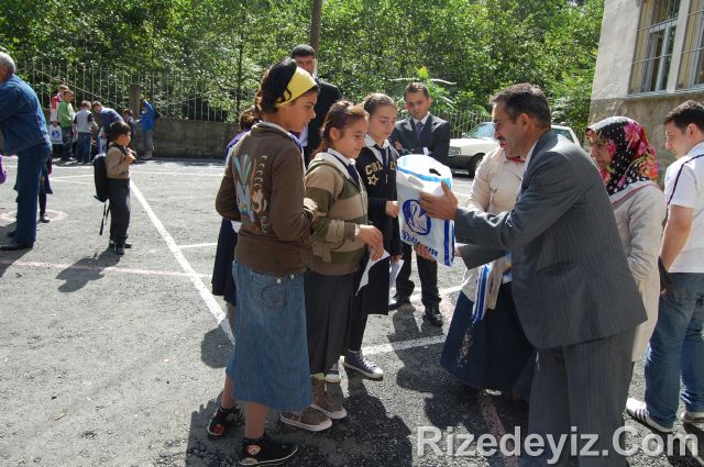 Rizedeyiz Kırtasiye Yardımında