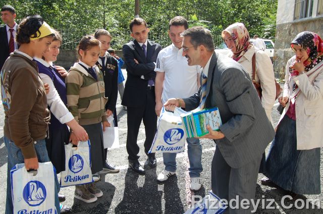 Rizedeyiz Kırtasiye Yardımında