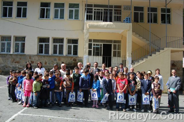 Rizedeyiz Kırtasiye Yardımında