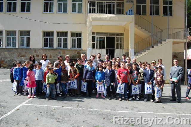 Rizedeyiz Kırtasiye Yardımında