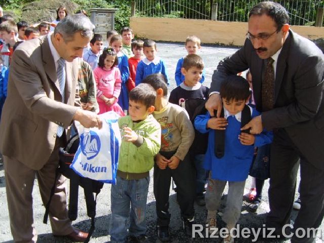 Rizedeyiz Kırtasiye Yardımında