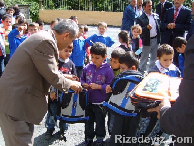 Rizedeyiz Kırtasiye Yardımında