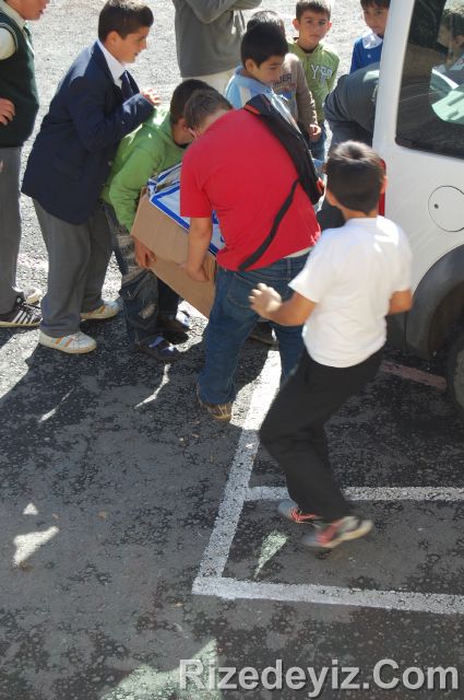 Rizedeyiz Kırtasiye Yardımında