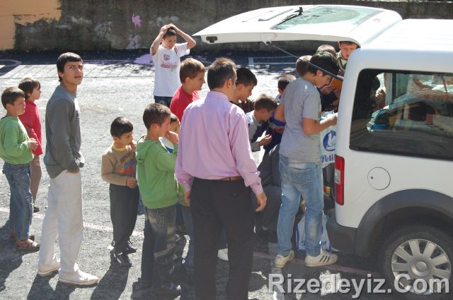 Rizedeyiz Kırtasiye Yardımında