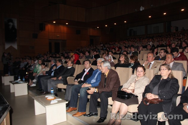 Rize İçin Genç Girişim Tiyatro Topluluğu tarafından İsmail Kahraman Kültür Merkezi salonunda sahnelenen Hürrem Sultan adlı tiyatro oyununa tiyatro severlerden geçer not aldı.