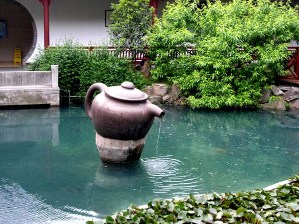 Çin çay müzesinde ayrıca pek çok çay seremonisi de düzenleniyor. Bunların arasında Zen, Batı Gölü Çay Seremonisi, Oolong Çay Seremonisi, Literatinin Çay Seremonisi yer alıyor.
