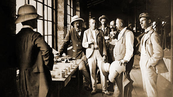 1860′a kadar Sri Lanka adasında sadece kahve yetişirdi. Ancak 1869′da İngilizler tarafından çay buraya geldi ve ceylon çayı üretilmeye başlandı.