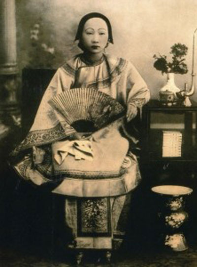 Çinde çay servisi için teşekkür etmek için baş parmağınız, işaret parmağınız ve orta parmağınızı düz tutarak masaya iki defa vurmalısınız.