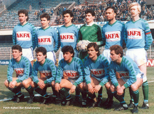 Rizespor 1986-87. Ayaktakiler :Abdullah, Can, Sinan ,Yusuf Ziya, Oğuz, Hüsnü
Oturanlar : Muharrem, Hakan, Turgut, İsa ve Harun