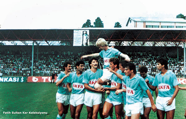 O hep omuzlarda idi! 8 Ağustos1988 tarihinde Beşiktaşla yapılan jübile maçı ile yeşil sahalara veda eden Hüsnü Kürkçü, takım arkadaşlarının omzunda.