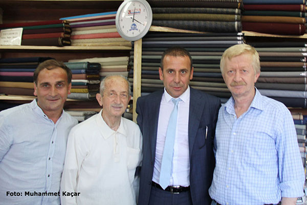 Abdullah Avcı 2012 yılında bir Rize ziyaretinde, Fatih Sultan Kar, Rizesporun kurucusu Muharrem Kürkçü ve Rizesporun efsane futbolcusu Hüsnü Kürkçü ile hatıraları yâd ediyor. (Foto: Muhammet Kaçar)