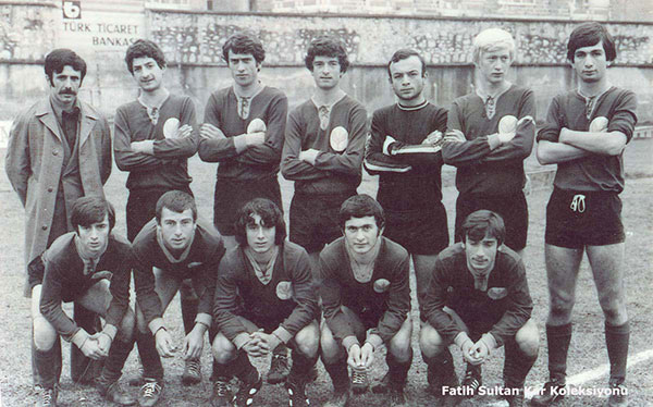 Rizespor Genç Takımında Genç Bir Yıldız Hüsnü Kürkçü 1971-72. Ayaktakiler : Zafer Kanburoğlu ( Altyapı Sorumlusu ), Ercüment, Muharrem, Haşim, Sebahattin, Hüsnü Kürkçü , Ruhi. Oturanlar : Bayram, Kadir, Sultan, Musa ve Recep