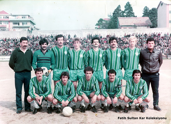 Rizespor 1983-84. Ayaktakiler : Tezcan uzcan ( Teknik Direktör ), Refah, Hasan Fehmi, Hasan, Nevzat, İsmail, Hüsnü, Cesarettin Alptekin ( Antröner )
Oturanlar : İsmail, Lokman, Erol, Hüseyin ve Muhammet