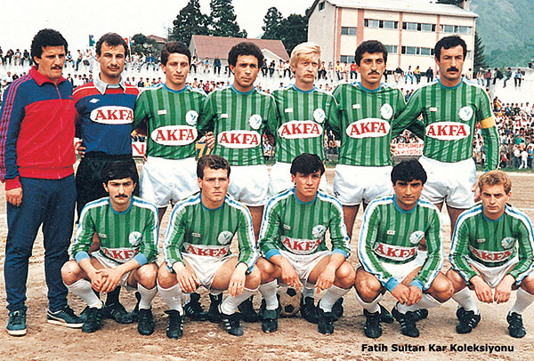 1984-85 Sezonu 2. Lig A Grubu Şampiyonu Rizespor Şampiyon Takımın Sembolü: Hüsnü Kürkçü Ayaktakiler: Cesarettin Alptekin, Sinan, Ergün, Erol, Hüsnü Kürkçü, Şenol, Hasan Fehmi. Oturanlar: Mehmet, Metin, Turgut, Muhammet ve Harun