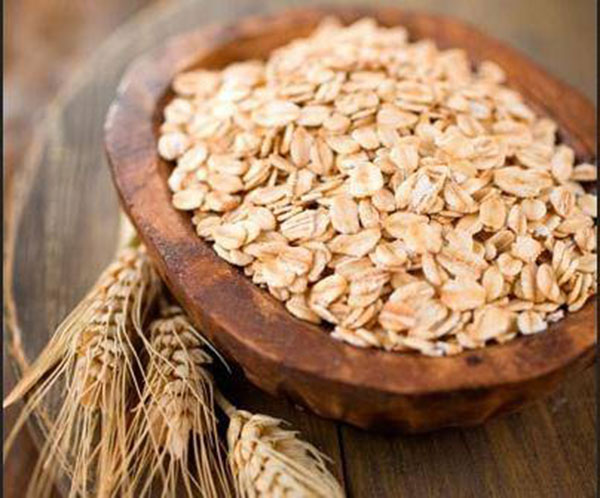 Besleyici olduğu kadar düşük kalorilisiyle dikkat çeken yulafı yoğurt veya sütle karıştırıp yiyebilirsiniz. Sabah kahvaltısına veya ara öğünlere, kuru meyveler, kuruemişler ve süt ilavesi ile hazırlanan yulaf ezmesi uzun süre tokluk sağlar. Üç yemek kaşığı yulaf kepeği bir dilim ekmeğe eşit.