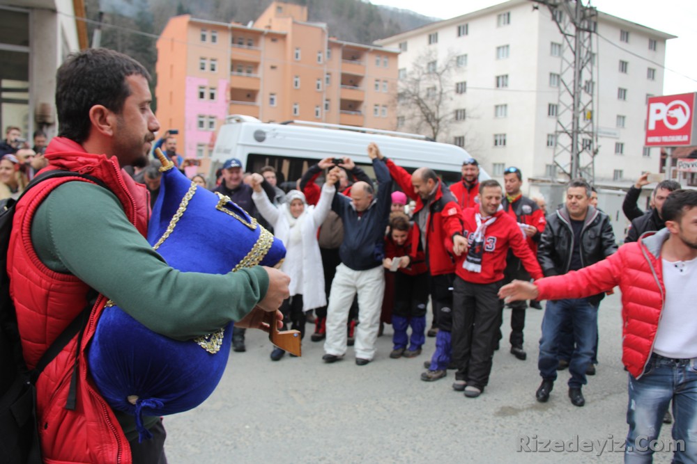 Doğal güzellikleri ve yöresel mimarisine dikkat çekmek amacıyla her yıl yapılan ve bu yıl 4üncüsü düzenlenen `Kaçkarlara Doğru Kar Yürüyüşü güneşli bir günde başladı. İki gün boyunca sürecek yürüyüşe katılanlar geceyi ahşap yayla evlerinde geçirecek, türküler söyleyip horonlar edecekler.