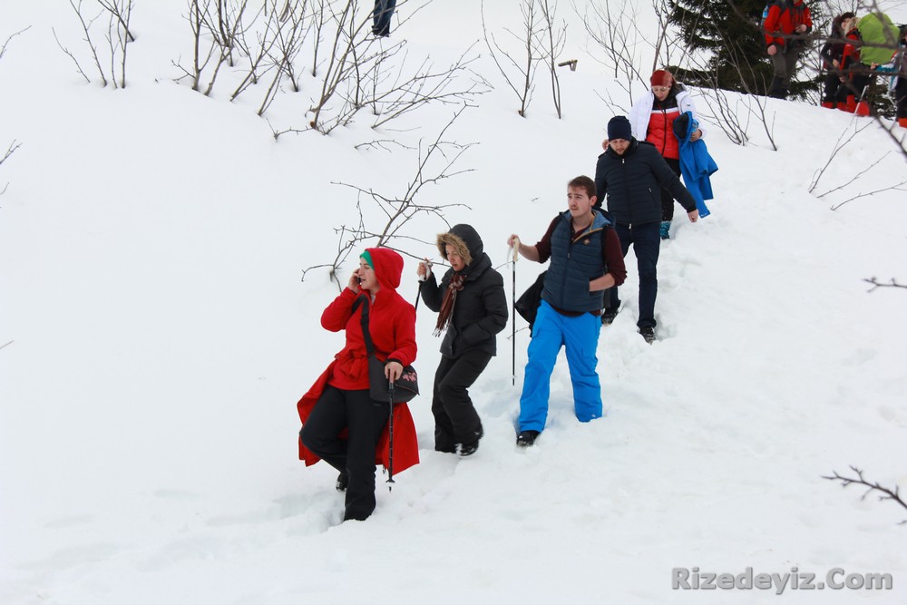 Gurup ilçe girişinde toplanarak tulum eşliğinde türküler söyledi ve belediye binası önüne geldi. Buradan araçlarla 2 bin metre yükseklikteki Demirkapı Köyünün üst kısımlarına çıkan grup kar yağışı sürprizi ile karşılaştı. Horonlar oynayan türküler söyleyen grup buradan yaya olarak Homeze Yaylasına doğru yürüyüşe geçti. Beş saat sürecek yürüyüşle yaylaya ulaşacak olan katılımcılar geceyi yayla evlerinde geçirdikten sonra yarın ilçeye dönecek.