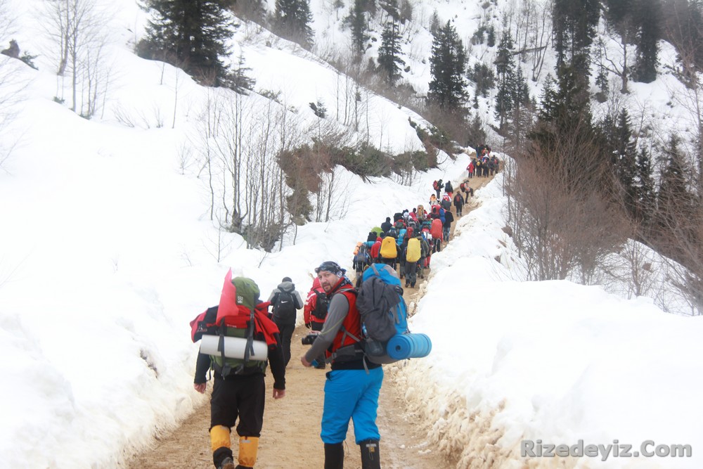 İkizdere Sevdalıları adlı grubun organize ettiği `Kaçkarlara Doğru Kar Yürüyüşü etkinliğine İkizderelilerin yanı sıra İstanbul, Ankara ve İzmirden yaklaşık 400 kişilik bir gurup ve yöre sakinleri katıldı. Yürüyüşe İkizdere Kaymakamı Abdi Koç, Belediye Başkanı Hasan Köseoğlu ile Ekşioğlu Vakfı Başkan Vekili Kadem Ekşide destek verdi.