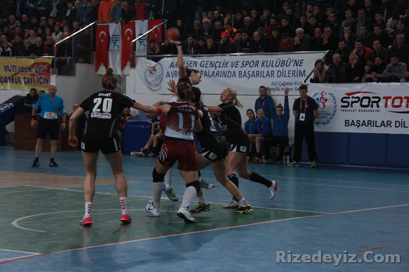 Yarı finale yükselme mücadelesinde Ardeşen GSKna destek vermek amacıyla Rize Valisi Ersin Yazıcı, ÇAYKUR Genel Müdürü İmdat Sütlüoğlu ve Çaykur Rizespor Teknik Direktörü Hikmet Karamanda tribünde yerlerini aldı. Salonun hınca hınç dolduğu karşılaşmanın ilk bölümlerinde iki takımda birbirlerine sayı üstünlüğü kuramadılar.