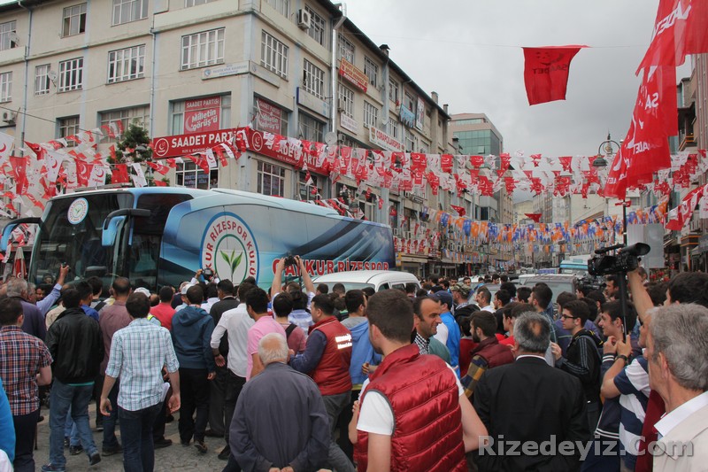 Rizespor taraftarları, teknik heyet, futbolcular ve Rize milletvekili Hasan Karal Rize Belediye Parkında buluştular.