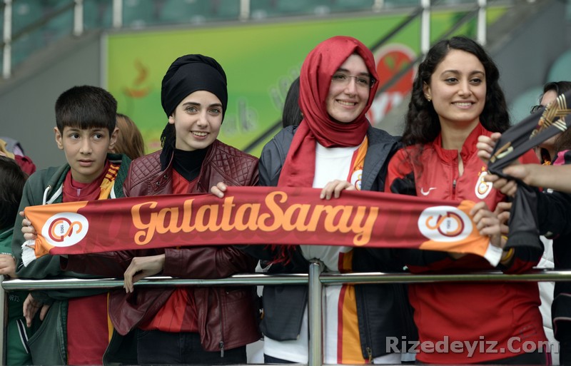Karşılaşma öncesi sarı-kırmızılı futbolcuları tribüne çağırarak 