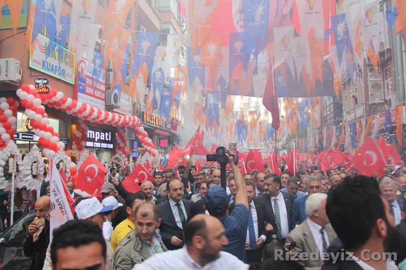 Rize hemşerisi Recep Tayyip Erdoğan`a sahip çıktı. Cumhuriyet Meydanında başlayan ve binlerce kişinin katıldığı yürüyüşte Rizeden güçlü bir ses yükseldi.