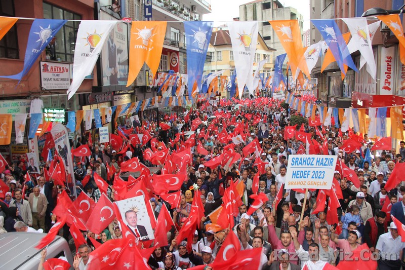 Rize hemşerisi Recep Tayyip Erdoğan`a sahip çıktı. Cumhuriyet Meydanında başlayan ve binlerce kişinin katıldığı yürüyüşte Rizeden güçlü bir ses yükseldi.