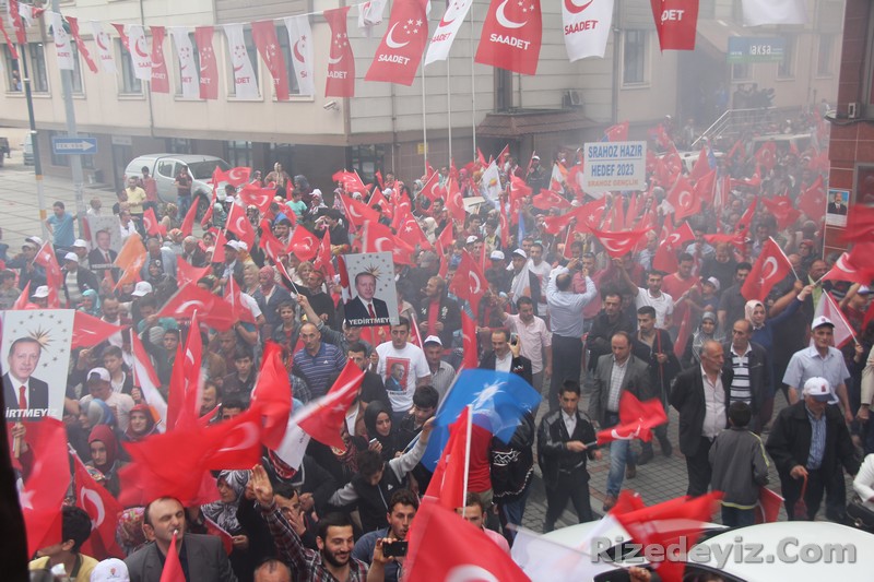 Rize hemşerisi Recep Tayyip Erdoğan`a sahip çıktı. Cumhuriyet Meydanında başlayan ve binlerce kişinin katıldığı yürüyüşte Rizeden güçlü bir ses yükseldi.