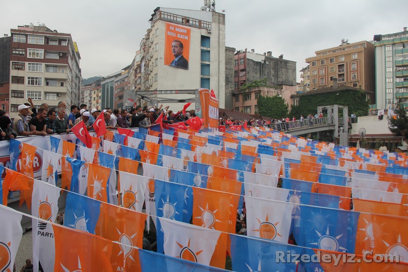 Burada ilk konuşmayı yapan Ak Parti İl Başkanı Muhammed Avcı, Bu gün seçilmiş ilk Cumhurbaşkanı Recep Tayyip Erdoğana sahip çıkmak için bu yürüyüşü düzenledik. Hepinize katıldığınız için teşekkür ediyoruz. Geçtiğimiz günlerde HDP Genel Başkanı Demirtaş, Erdoğanı başkan yapmayacağız dedi. Ama biz vereceğimiz destekle hemşerimizi Türkiye Cumhuriyeti ilk başkanı yapacağız. Hepinizi saygıyla sevgiyle selamlıyorum dedi.