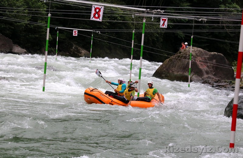 Fırtına Deresi`ndeki 300 metrelik parkurda dün başlayan organizasyonda, Türkiye ile birlikte 9 ülkeden sporcular mücadele ediyor.

Erkekler ile kadınlarda büyükler ve 19 yaş altı kategorilerinde mücadeleler gerçekleştirilirken, slalom yarışlarının yapıldığı parkurda 4 kişiden oluşan takımlar, nehir üzerindeki 15 kapıyı geçmeye çalıştı. Yarış boyunca sporcular oldukça zor anlar yaşadı.