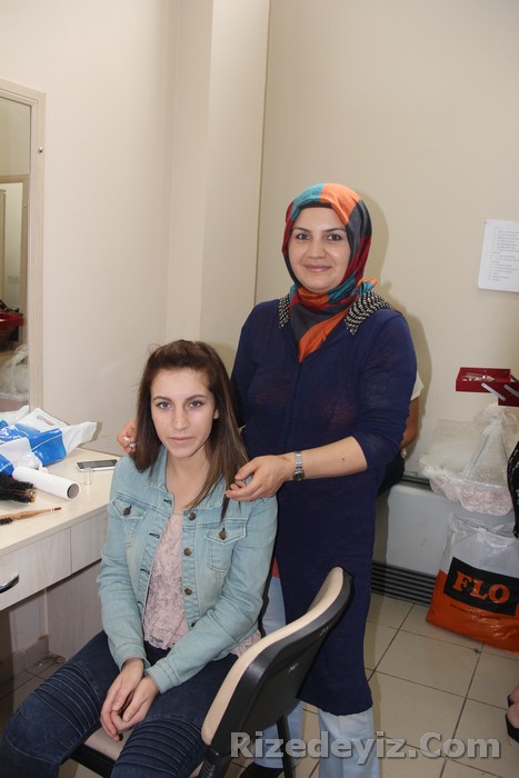 Erkek berberleri kesim ve şekillendirme, kadın kuaförleri de `salon topuz, kesim, renklendirme, yüksek fantezi, tesettür, gelin ve show makyajı` kategorilerinde yarıştı. Kuaförler, kendilerine verilen 30 dakikalık sürede modeller üzerinde hünerlerini sergiledi.